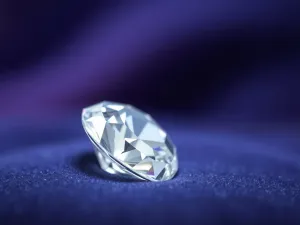 Najczęstsze parametry diamentów laboratoryjnych – znaczenie barwy, czystości i masy